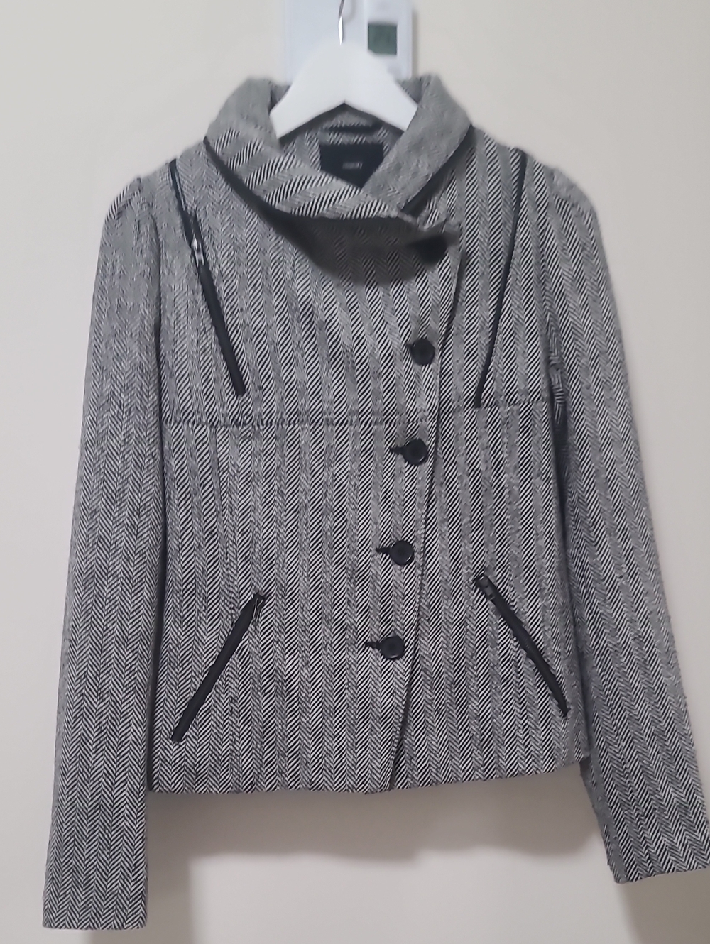 Identify Women's Gray Herringbone Button-Front Jacket Size 8